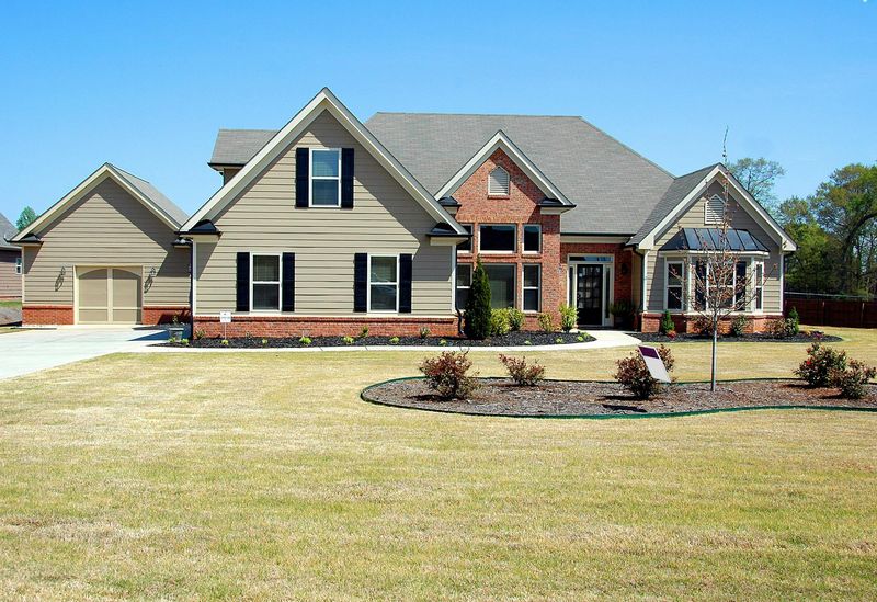 A home with pristine siding as you can find installed by Roof Revivers in Columbus, Ohio.